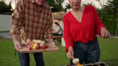 Aile hep birlikte bahçede kamp kurar, yaşlı bir çift barbekü yapar, yemek yer. Son sınıflar kamp faaliyetlerini kullanırlar, doğayla iç içe olurlar ve genç nesil çapraz kuşaklarla zaman geçirirler. Uyumsuzluk.