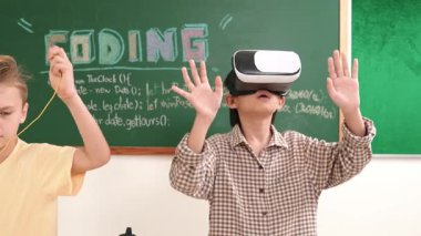 VR kulaklık takan enerjik bir çocuk sınıfta sanal dünyaya giriyor. Öğrenci programlama sistemi, çocuk elektronik panoyu tamir ederken yapay zeka ile mühendislik komut yazılımı oluşturdu. Pedagoji.
