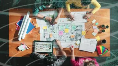 Sıradan giyinen, dizüstü bilgisayara bakan ve fikir paylaşan iş adamlarının en aşağıdan görünüşü. Yöneticinin hava görüntüsü çalışıyor ve masadaki renk paletini istatistiksel grafik hologramıyla kontrol ediyor. Sempozyum.