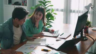 Ekip toplantısına katılıp fikir hakkında konuşurken proje yöneticisinin yazma fikrinin en üst görüntüsü. Renk paletine bakarken ve kağıda fikir yazarken profesyonel tasarımcı logosu. Sempozyum.