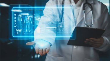 Tablet tutan ve insan anatomisi hologramı tutan yetenekli doktorlara yakın çekim yapın. Teknoloji yeniliklerini kullanarak tüm vücut röntgeni hologramını inceleyen ve kontrol eden bir tıp çalışanı. İyileştirici.
