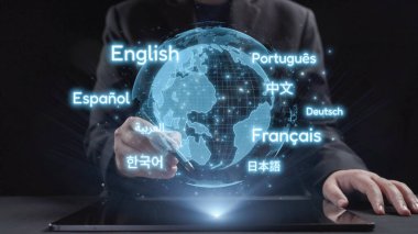 Bir işadamı, modern teknolojide küresel iletişim ve çeviri kavramını gösteren çeşitli dünya dillerini gösteren dijital bir küreyle etkileşim içindedir. Dörtgen