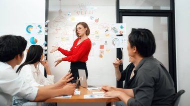 Genç ve güzel lider pazarlama stratejisini sunarken, uzman yatırımcı ve proje yöneticisi de şirket kurma toplantısında iş performansını analiz etmek için konferans veriyor. Tertemiz..