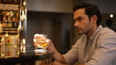 Akıllı adam tek başına oturmuş kokteyl içiyor. Eski moda bekleme arkadaşları ya da cuma gecesi barda ve restoranda lüks içki tezgahında içki içen bir çift. Vinosity.