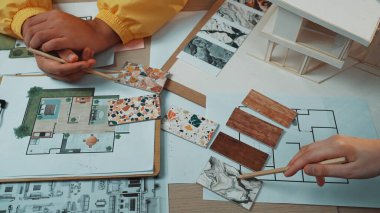 Canlı bir çalışma alanı, tasarım örneklerini bir ruh hali panosundan seçerek, çizimler ve malzemelerle ev yenileme planındaki yaratıcılığı vurguluyor. SACTR