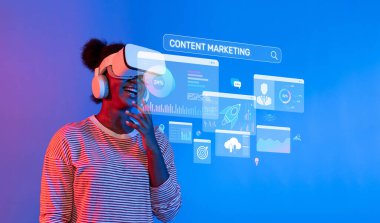 Bir kadın, içerik pazarlama analitiği ile etkileşime girerken sanal gerçekliği tecrübe eder. Bu sahne modern pazarlama stratejilerinde teknolojinin rolünü sergiliyor. XDMCP