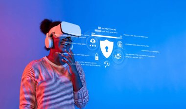 Genç bir kadın sanal gerçeklik kulaklığı kullanıyor, gülümsüyor ve siber güvenlik ve çevrimiçi gizlilik görselleriyle etkileşime geçiyor, teknoloji ve kişisel güvenliğin kesişimini gösteriyor. XDMCP