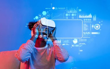 Genç bir insan sanal gerçeklik deneyimine dalıyor, büyük verileri ve pazarlama stratejilerini analiz ediyor, teknoloji ve ticari yeniliklerin kesişimlerini gösteriyor. XDMCP