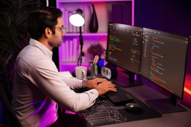 İki pc ekranda veri yazılım geliştirme analizi yapan akıllı bilişim geliştiricisi, neon ışıklı siber ofiste güncellenmiş uygulama programı güncellenmiş online web sayfası sistemi yaratıyor. Tahmin et..
