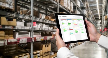 Ekip projesinin zaman çizelgesini gösteren bilgisayar ekranında, modern iş projesi yönetimi için proje planlama yazılımı