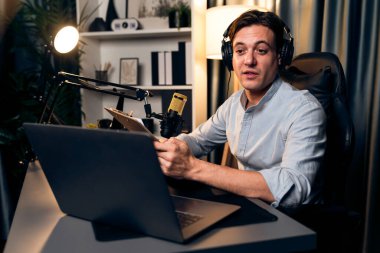 Akıllı yayıncının sunucu kanalı, canlı sosyal medyada canlı yayında konuşma programı ile birlikte modern stüdyoda, kayıt cihazıyla dinleyiciye senaryo okumaktadır. Bireysel.