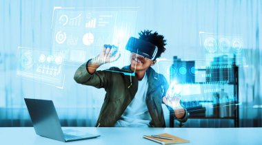 İş adamı VR gözlüğü takarken mali istatistiklere bakıyor. Yapay zeka kullanarak karar verirken işletme verilerini ve finansal tablolarını inceleyen yönetici. Yaratıcılık.