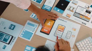 Mobil uygulama ya da web sitesi için kullanıcı arayüzü prototipi planlayan şirket çalışanlarının en iyi görünüm videosu. UX UI tasarımcı beyin fırtınası kullanıcı dostu arayüz planı. Sinerjik