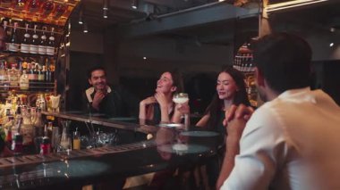 Barmen, lüks bir barda çift ya da grup arkadaşıyla içki içen kadın müşteriye Margarita kokteyli ikram ederek enerjik gece kulübünde mutluluk anı buluşması yaratıyor. Vinosity.