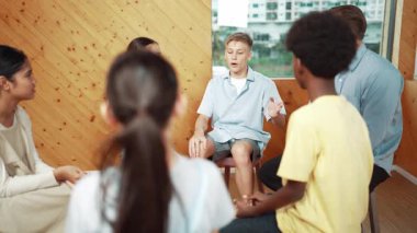 Grup terapisi sırasında çekici bir çocuk tecrübesini paylaşıyor. Etrafı çok kültürlü arkadaşlarla çevriliyken lise öğrencisi iyileşme sürecinden bahsediyor. Öğretim