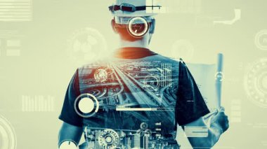 Gelecekteki bina inşaatı ve HUD hologram grafik tasarımı ile yaratıcı mühendislik projesi konsepti. İnşaat mühendisi, mimar ya da inşaat işçisi modern sivil teknoloji ile çalışıyor..