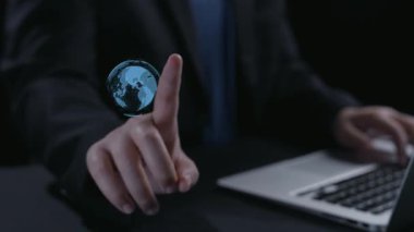 Teknolojideki küresel iletişim ve dil çeşitliliğini vurgulayan, modern bir çalışma alanı ortamında çeşitli dilleri gösteren dijital bir küre. Dörtgen