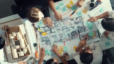 Akıllı yöneticilerin el çırpışları ve projeyi kutlamak için el ele tutuşmaları. İç yapı hakkında beyin fırtınası yapan mimar mühendisinin hava görüntüsü. Takım çalışması, birlik. Hizalama.