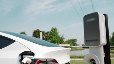 Elektrikli taşıt ya da şarj istasyonundaki EV şarj bataryası elektrik şebekesine elektrik endüstrisi olarak elektrik şebekesine bağlanıyor.