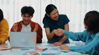 Heyecanlı ve mutlu bir şirket çalışanı başarılı bir stratejik iş pazarlama planlaması yaptıktan sonra kutlama yapıyor. Takım çalışması ve olumlu tutum verimli ve destekleyici bir iş yeri yaratır. Sinerjik