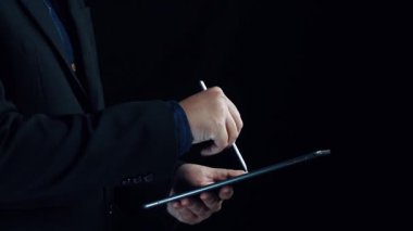 İş adamı ağ kurar, değerli bağlantılar kurar. Profesyonel ağı ve fırsatları genişletmek için etkili insan ağ oluşturma stratejileri UUID