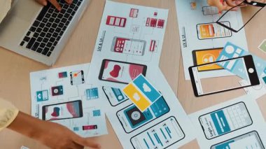 Mobil uygulama ya da web sitesi için kullanıcı arayüzü prototipi planlayan şirket çalışanlarının en iyi görünüm videosu. UX UI tasarımcı beyin fırtınası kullanıcı dostu arayüz planı. Sinerjik