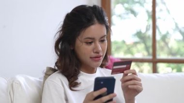 Kadın alışverişi ya da internet pazarında online ödeme modern yaşam tarzı için satılık eşyalar arıyor ve canlı siber güvenlik yazılımı tarafından korunan cüzdandan çevrimiçi ödeme için kredi kartı kullanıyor