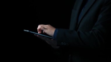İş adamı siber güvenliğin özünü keşfeder. Siber koruma yöntemlerini, tehditleri derinlemesine araştır ve siber güvenlik duruşunu güçlendir. Siber güvenlik çağında UUID 'de gezinmek için gerekli