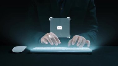 İş adamı e-posta kutusunu kontrol ediyor, daha iyi verimlilik için mesajları düzenliyor ve önceliklerini belirliyor. Etkili iletişim için akıllı e-posta teknikleri öğren. Kullanıcı Kimliği