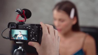 Erkek arkadaşı ya da kameramanı canlı yayın ekipmanıyla güzellik ve kozmetik dersi veren genç bir kadını filme alıyor. Güzellik blogcusu sosyal medya izleyicilerine ya da takipçilerine güzellik videosu yapıyor. Düzenle