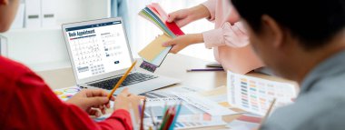 İnternet sitesinde canlı eleştiriler için çevrimiçi aplikasyon rezervasyon takvimi