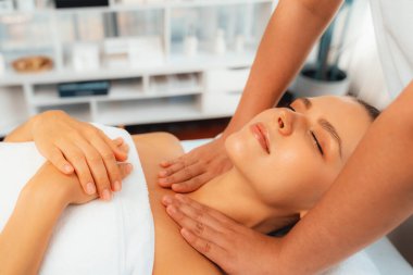 Kafkasyalı kadın müşteri stres önleyici spa masajının keyfini çıkarıyor ve lüks otel ya da oteldeki gündüz açık ortam güzellik salonunda güzellik teniyle eğleniyor. Sessiz.