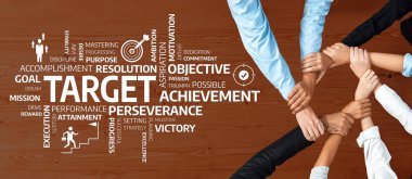 İş hedefleri ve performans hedeflerine etkili bir şekilde ulaşma amaçlı takım çalışması ve işbirliğini sembolize etmek için bir araya gelen ellerin dinamik bir çizimi. Dostluk