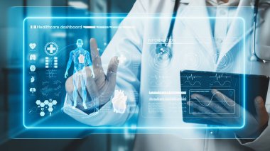 Doktorun elinde tablet varken ve laboratuvarda yüzen insan anatomisi hologramına bakarken. Semptomu teşhis ederken ve tıbbi verilerle çalışırken teknoloji yeniliklerini kullanan bir tıp çalışanı. İyileştirici.