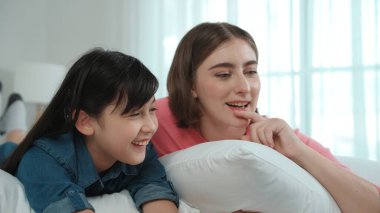 Çekici bir kız ve beyaz bir anne dizüstü bilgisayarda film izlerken kötü bir şekilde yatıyorlar. Mutlu aile yatmadan önce birlikte vakit geçirir. Ebeveyn ve tatlı kız birlikte oyun oynamaktan hoşlanırlar Pedagoji.