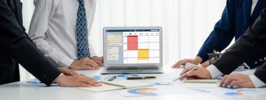 İnternet sitesinde canlı eleştiriler için çevrimiçi aplikasyon rezervasyon takvimi