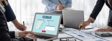 İş zekası ve veri analizi kavramı. Analizci ekibi laptop ekranında finansal veri analizi üzerinde çalışıyor. Etkili iş stratejik planlama için pazarlama göstergesi olarak. İçgörü