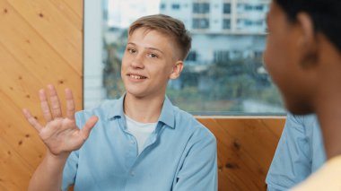 Grup terapisi sırasında çekici bir çocuk tecrübesini paylaşıyor. Etrafı çok kültürlü arkadaşlarla çevrili iken lise öğrencisi iyileşme sürecinden bahsediyor. Öğretim.