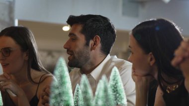 Portre grubu arkadaşı ya da bar restoranındaki yeşil neon karlı çam ağacıyla süslenmiş lüks tezgah barında canlı sohbetler yapan çift. Vinosity.