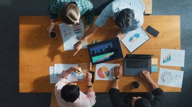 Zeki iş adamlarının grafikleri analiz etmek için el ele çalışmalarının en alt seviyesi. Piyasa borsası raporuyla finansal planı tartışan yetenekli bir pazarlama ekibi. Cemaat.