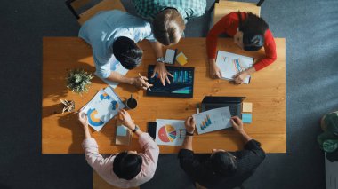 İş kadınlarına tepeden bakan bir bakış açısı. Açıkla ve finansal durumu açıkla. Çeşitli gruplar yatırım grafiğiyle toplantı masasında borsa istatistikleri hakkında tartışıp dinlediler. Cemaat.