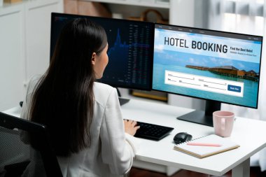 Çevrimiçi otel rezervasyon sitesi canlı rezervasyon sistemi sağlar. Seyahat teknolojisi kavramı .