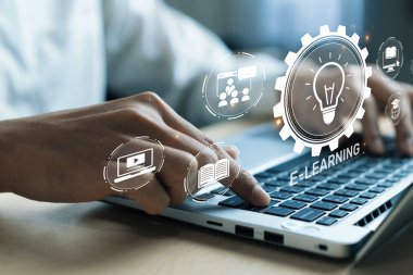 Bir insanın ellerinin dizüstü bilgisayar kullanarak dijital eğitim deneyimini ve öğrenme erişilebilirliğinin geleceğini sembolize eden modern e-öğrenme simgelerini içeren yakın plan görüntüsü. XDMCP