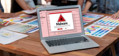 Siber saldırı konsepti. Bilgisayar ekranında görülen kötü amaçlı yazılım uyarısı ve bilgisayar sisteminde veya çevrimiçi sunucuda kaldırılacak tehdit algılaması.