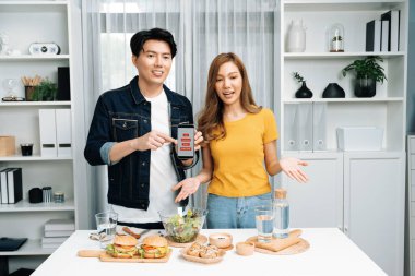 Aşçılar, sosyal medya yemek programı kanalı canlı yayın menü menüsü kanalı karışık salata, ekmekli tam tahıllı çörek ve hamburger menüsünde mesai saatleri için telefondan yorum okuyorlar. İnfobahn.