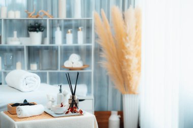 Lüks spa merkezindeki kaplıca masasında güzellik ve güzellik salonu aksesuarları. Spa masajı ve eğlence arka planı konsepti. Sessiz.