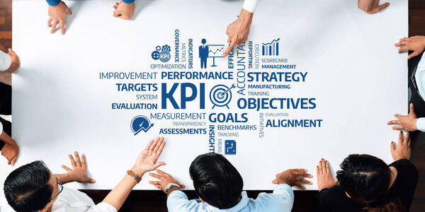 Динамичная сцена встреч с участием различных профессионалов, занимающихся совместной стратегией, сосредоточена на ключевых показателях эффективности. Акцент на выравнивание и улучшение. Ах!