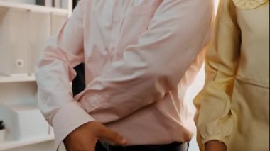 Girişimci şirket çalışanlarının el sıkışması başarılı bir iş ortaklığı grubunu ve panoramik videoda kamu işyerinde güçlü bir birlik takım çalışmasını sembolize eder. Sinerjik