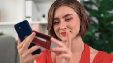 Kadın alışverişi ya da internet pazarında güzellik ürünleri için internet üzerinden ödeme yapmak modern yaşam tarzı olarak kozmetik ürünler ve cüzdan üzerinden çevrimiçi ödeme için prim siber güvenlik yazılımı