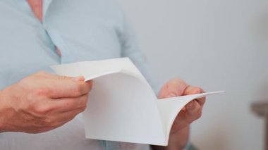 Kanepede oturan erkek, meslek büyümesi için ürün sunmak ya da iş değerini akıllı iş adamı olarak en yüksek noktaya çıkarmak için yaşam tarzı ve bilgi konseptine sahip bir defter ya da kitap hazırlar. Uyumsuzluk.